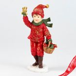 Маленькое фото 1: Сувенир «Мальчик с корзинкой» (полирезин), Н12,5х7х5см, красный