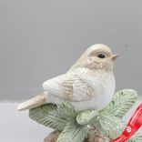 Маленькое фото 2: Сувенир «Птичка с шишками» (полирезин), H7x8х4,5см, кремовый