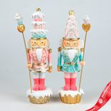 Маленькое фото 1: Сувенир «Щелкунчик» с посохом (полирезин), Н23,5х8х6,5см, в асс., розовый