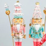 Маленькое фото 2: Сувенир «Щелкунчик» с посохом (полирезин), Н23,5х8х6,5см, в асс., розовый