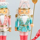 Маленькое фото 3: Сувенир «Щелкунчик» с посохом (полирезин), Н23,5х8х6,5см, в асс., розовый