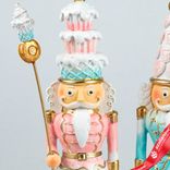 Маленькое фото 4: Сувенир «Щелкунчик» с посохом (полирезин), Н23,5х8х6,5см, в асс., розовый