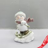 Маленькое фото 1: Сувенир «Снеговик на лыжах» (полирезин), H10,5x8x5,5см, цв. в асс.