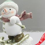 Маленькое фото 3: Сувенир «Снеговик на лыжах» (полирезин), H10,5x8x5,5см, цв. в асс.