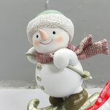 Маленькое фото 4: Сувенир «Снеговик на лыжах» (полирезин), H10,5x8x5,5см, цв. в асс.