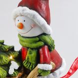 Маленькое фото 3: Сувенир «Снеговик с тачкой» (керамика), Н44х29,5х20см, красный