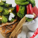 Маленькое фото 5: Сувенир «Снеговик с тачкой» (керамика), Н44х29,5х20см, красный