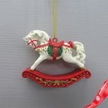 Маленькое фото 1: Украшение подвесное «Лошадка» (полирезин), H7,5x6,5x2см, красный