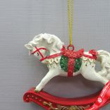 Маленькое фото 2: Украшение подвесное «Лошадка» (полирезин), H7,5x6,5x2см, красный