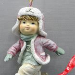 Маленькое фото 3: Украшение подвесное «Мальчик» (полирезин), H9x6,5x3,5см, розовый