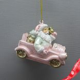 Маленькое фото 1: Украшение подвесное «Санта в машине» (полирезин), H6x7x4см, розовый