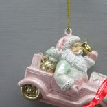 Маленькое фото 2: Украшение подвесное «Санта в машине» (полирезин), H6x7x4см, розовый