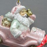 Маленькое фото 3: Украшение подвесное «Санта в машине» (полирезин), H6x7x4см, розовый