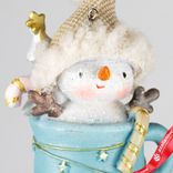 Маленькое фото 4: Украшение подвесное «Снеговик» в кружке (полирезин), Н10х7х5см, голубой