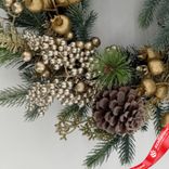 Маленькое фото 5: Венок еловый с ягодами и шишками, D41см, зеленый/шампань