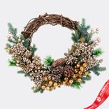 Маленькое фото 1: Венок еловый с ягодами и шишками, D51см, зеленый/шампань