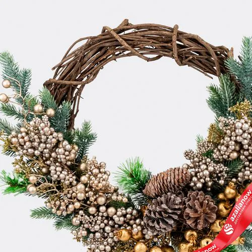 Фото 2: Венок еловый с ягодами и шишками, D51см, зеленый/шампань
