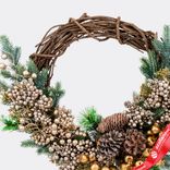 Маленькое фото 2: Венок еловый с ягодами и шишками, D51см, зеленый/шампань