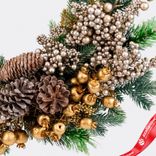 Маленькое фото 5: Венок еловый с ягодами и шишками, D51см, зеленый/шампань
