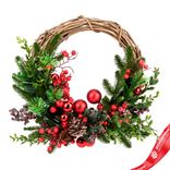 Маленькое фото 1: Венок еловый с ягодами, шишками и шарами, D51см, зеленый/красный