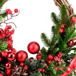Маленькое фото 3: Венок еловый с ягодами, шишками и шарами, D51см, зеленый/красный