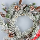Маленькое фото 2: Венок еловый с шишками заснеженный, D40см, зеленый/белый