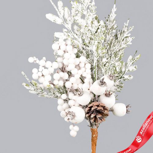 Фото 2: Ветка еловая с ягодами и шишками заснеженная, 31см, зеленый/белый