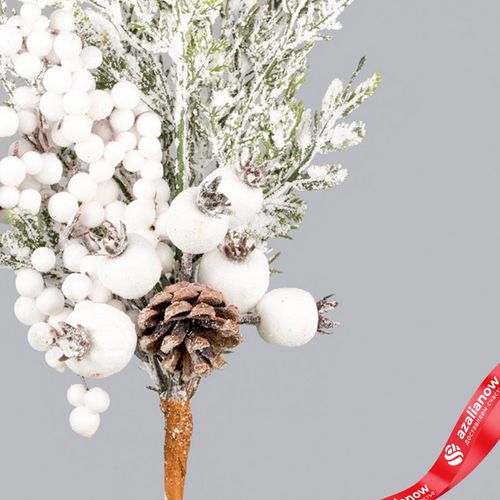 Фото 3: Ветка еловая с ягодами и шишками заснеженная, 31см, зеленый/белый