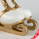 Маленькое фото 3: Сувенир «Коньки» (полирезин), Н18,5х19х11,5см, белый/золотой