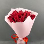 Фото флориста 1: Букет из 15 красных роз в розовой пленке