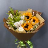 Фото флориста 1: Букет «Осенний поцелуй» в крафте с зеленой лентой