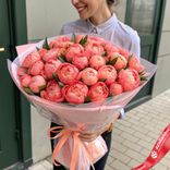 Маленькое фото 1: Букет из 101 кораллового пиона Coral Charme в пленке. Сервис доставки цветов AzaliaNow