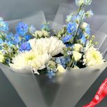 Маленькое фото 3: Букет «Голубая симфония» в пленке с белой лентой
