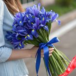 Маленькое фото 1: Букет из 45 синих ирисов с лентой. Сервис доставки цветов AzaliaNow