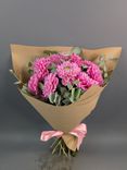 Фото флориста 1: Букет 9 сиреневых георгин с эвкалиптом в крафте
