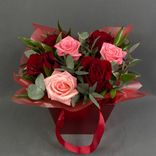 Фото флориста 4: Букет из белых и розовых роз в коробке «Повезло»