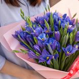 Маленькое фото 2: Букет из 35 синих ирисов в розовой бумаге. Сервис доставки цветов AzaliaNow