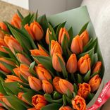 Маленькое фото 3: 50 оранжевых тюльпанов с рускусом в стильной упаковке. Сервис доставки цветов AzaliaNow