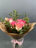 Фото флориста 1: Букет из 5 розовых роз в крафте с лентой, 40 см, Россия