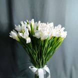 Фото флориста 2: Букет из 51 белого ириса с лентой