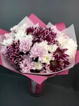 Фото флориста 2: Букет из 15 кустовых хризантем в сетчатой белой и розовой упаковке с белой лентой