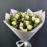 Фото флориста 1: Букет из 7 белых кустовых пионовидных роз