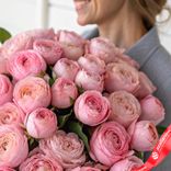 Маленькое фото 3: Букет из 35 пионовидных розовых роз, 50 см, Эквадор. Сервис доставки цветов AzaliaNow