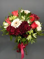 Фото флориста 1: Букет из альстромерий, роз, хризантем и гербер «Малика»