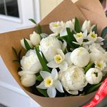 Маленькое фото 2: Букет из 7 белых пионов и 6 белых нарциссов в крафте. Сервис доставки цветов AzaliaNow