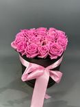 Фото флориста 1: Букет из 19 розовых роз в черной коробке «Дама цветов»
