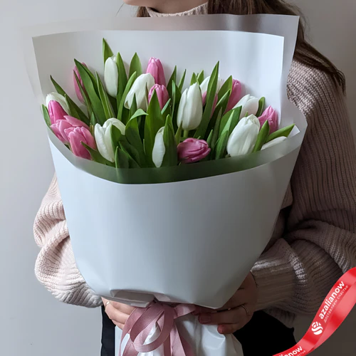 Фото 1: Букет из 8 розовых и 9 белых тюльпанов в белой упаковке. Сервис доставки цветов AzaliaNow