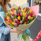 Маленькое фото 1: Яркий микс из 50 разноцветных тюльпанов в дизайнерской бумаге. Сервис доставки цветов AzaliaNow