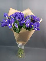 Фото флориста 2: Букет из 25 синих ирисов в крафте