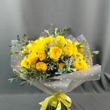 Фото флориста 1: Букет «Золотой лучик» из 10 жёлтых кустовых роз и 10 голубых оксипеталумов